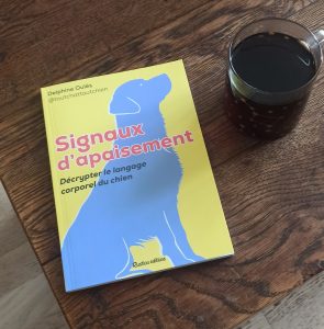 Photo du livre les signaux d'apaisement du chien écrit par Delphine Oulès